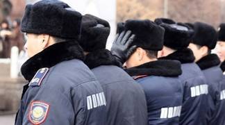 Мужчину, пытавшегося прогнать полицейских со стоянки, оштрафовали в Усть-Каменогорске