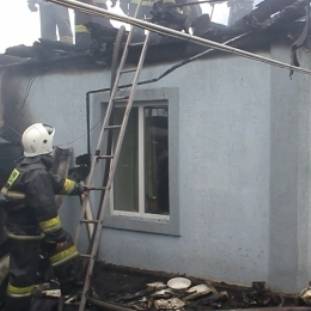В Алматы полицейские спасли из горящего дома двух человек