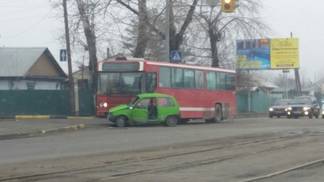 Автобус снёс «Оку» на перекрёстке в Усть-Каменогорске