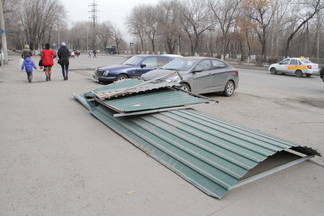 Автовоз снёс остановку на улице Астана в Усть-Каменогорске