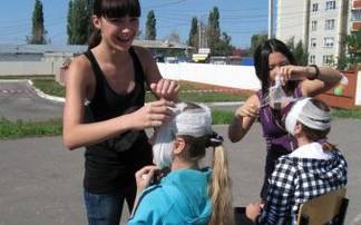 Оказывать медпомощь учились юные спасатели Усть-Каменогорска
