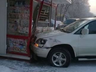 Иномарка врезалась в уличный ларёк в Усть-Каменогорске