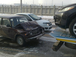 Автомобиль врезался в эвакуатор в Усть-Каменогорске